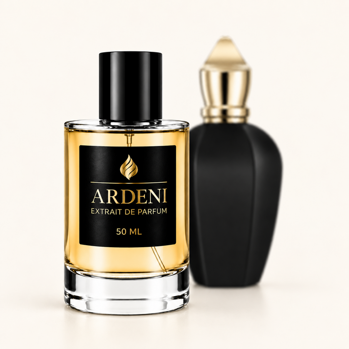 ARDENI OPERA Extrait de Parfum im 50-ml-Glasflakon mit schwarzer Kappe vor schwarzem Parfumflakon.