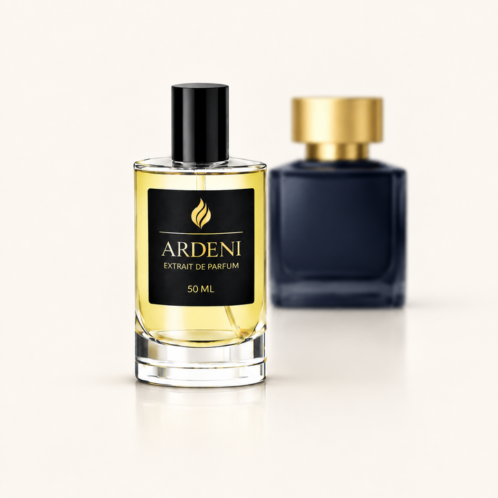 ARDENI SATIN OUD Extrait de Parfum im 50-ml-Glasflakon mit schwarzer Kappe vor dunkelblauem Parfumflakon.